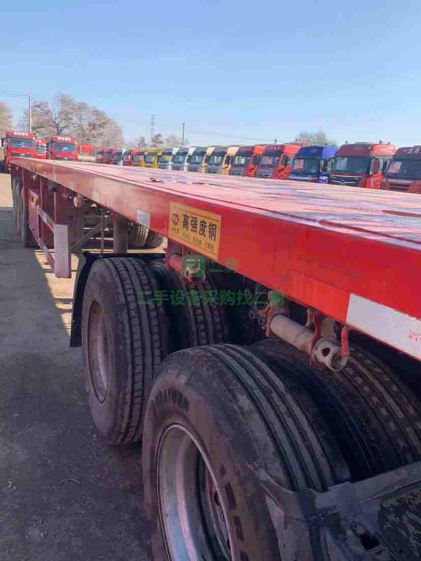 出售七個月13米2.55寬平板半掛車，車況展，輪胎九成，綠本在手
