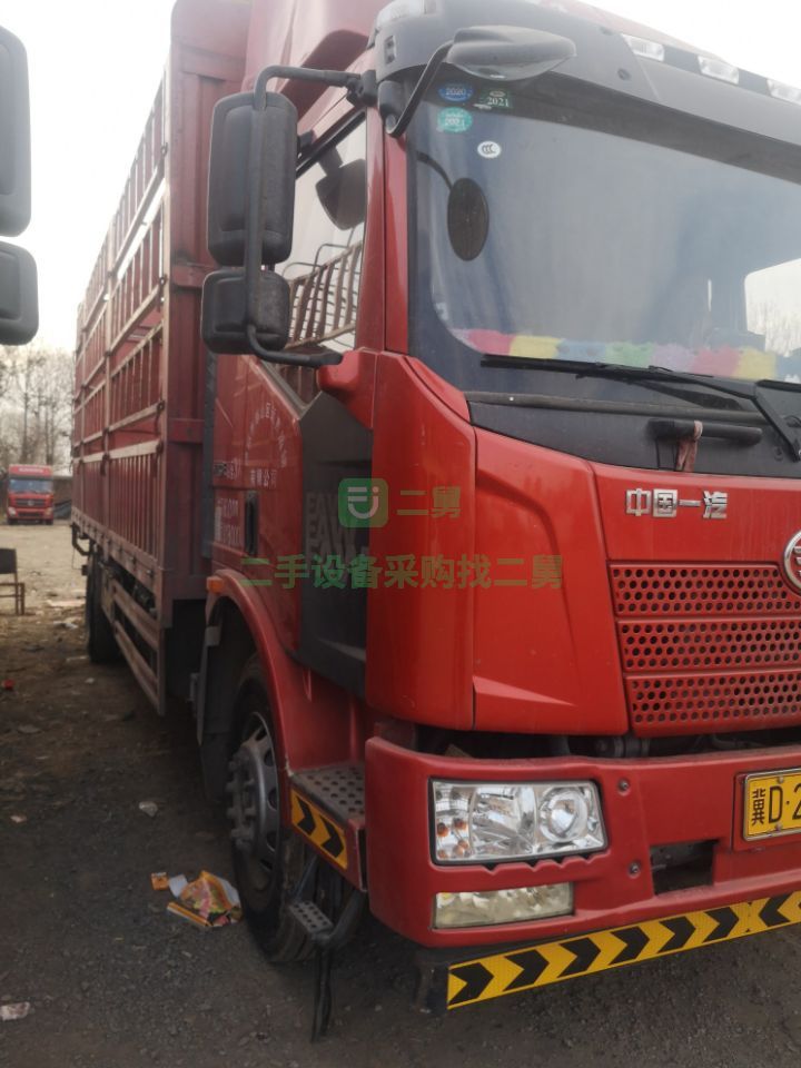 出售二手的解放6.8米六缸220八速牽引車