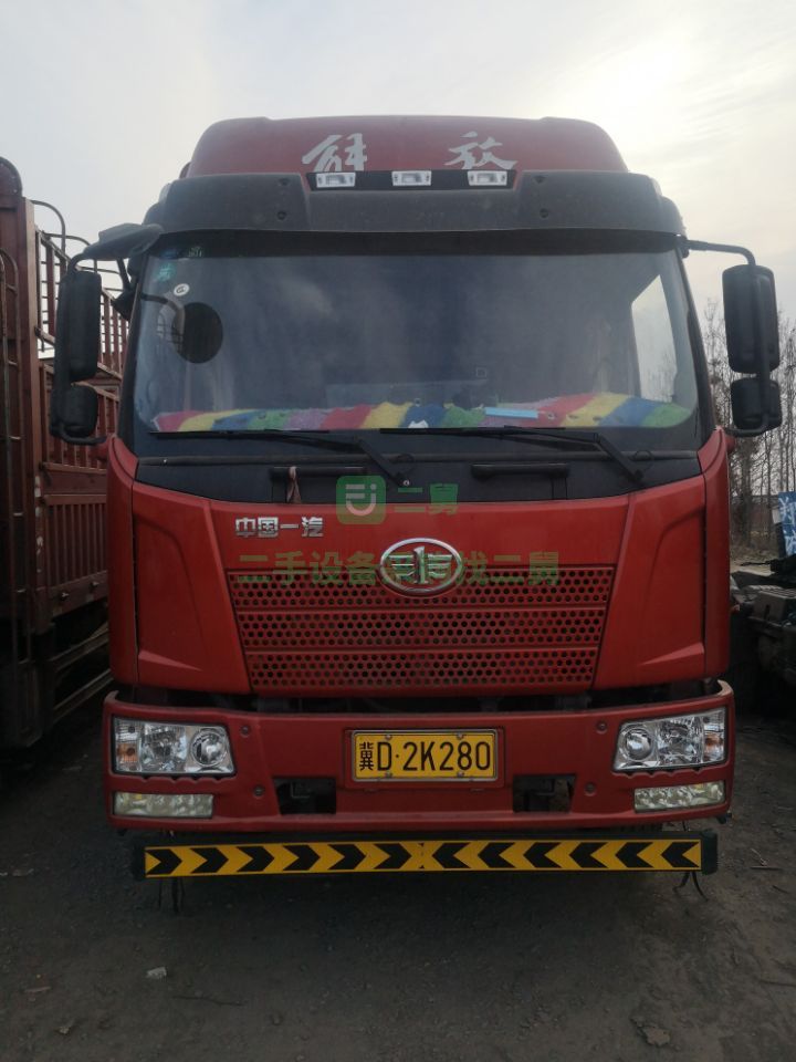 出售二手的解放6.8米六缸220八速牽引車