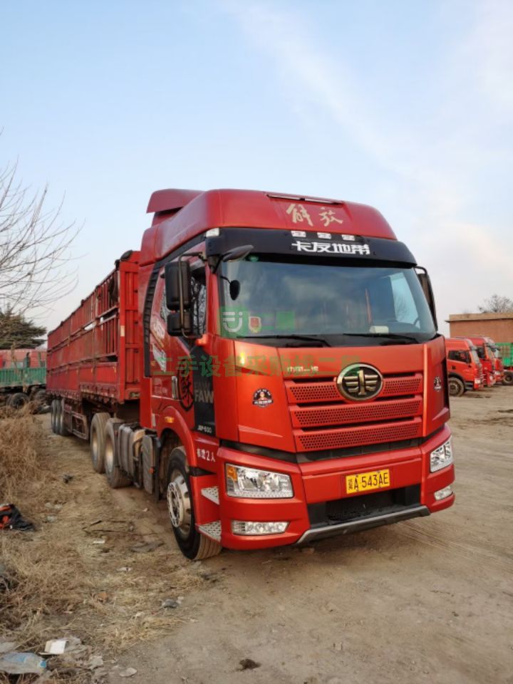 出售三年兩個月解放J6P/500馬力牽引車，國五雙驅，支持分期掛靠