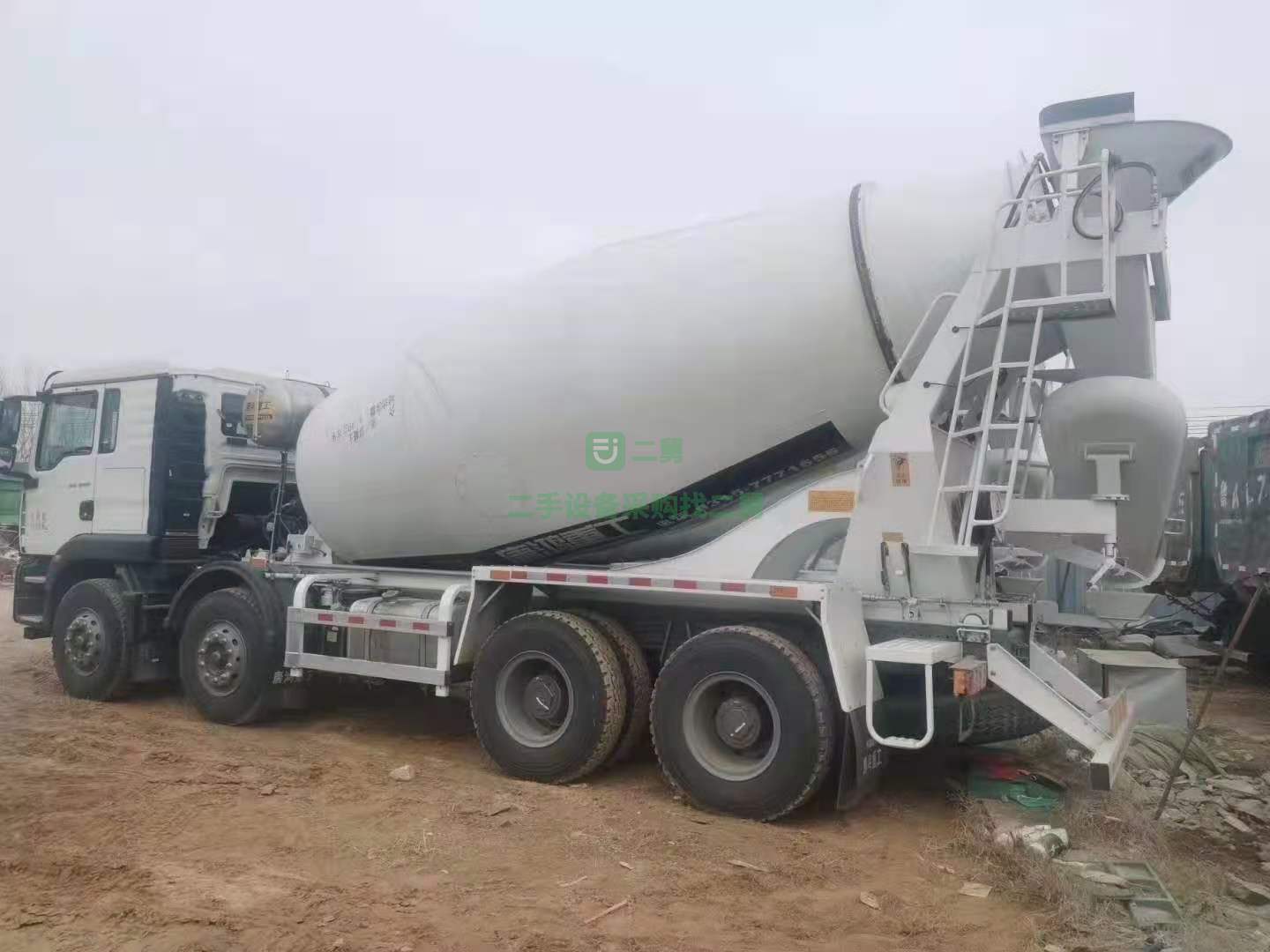 出售一臺重汽頂配汕德卡國五排放攪拌車，唐山鴻達十四方攪拌車