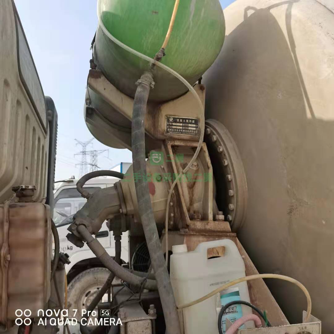 出售一臺國五大8方，小雙橋攪拌車，重汽豪曼