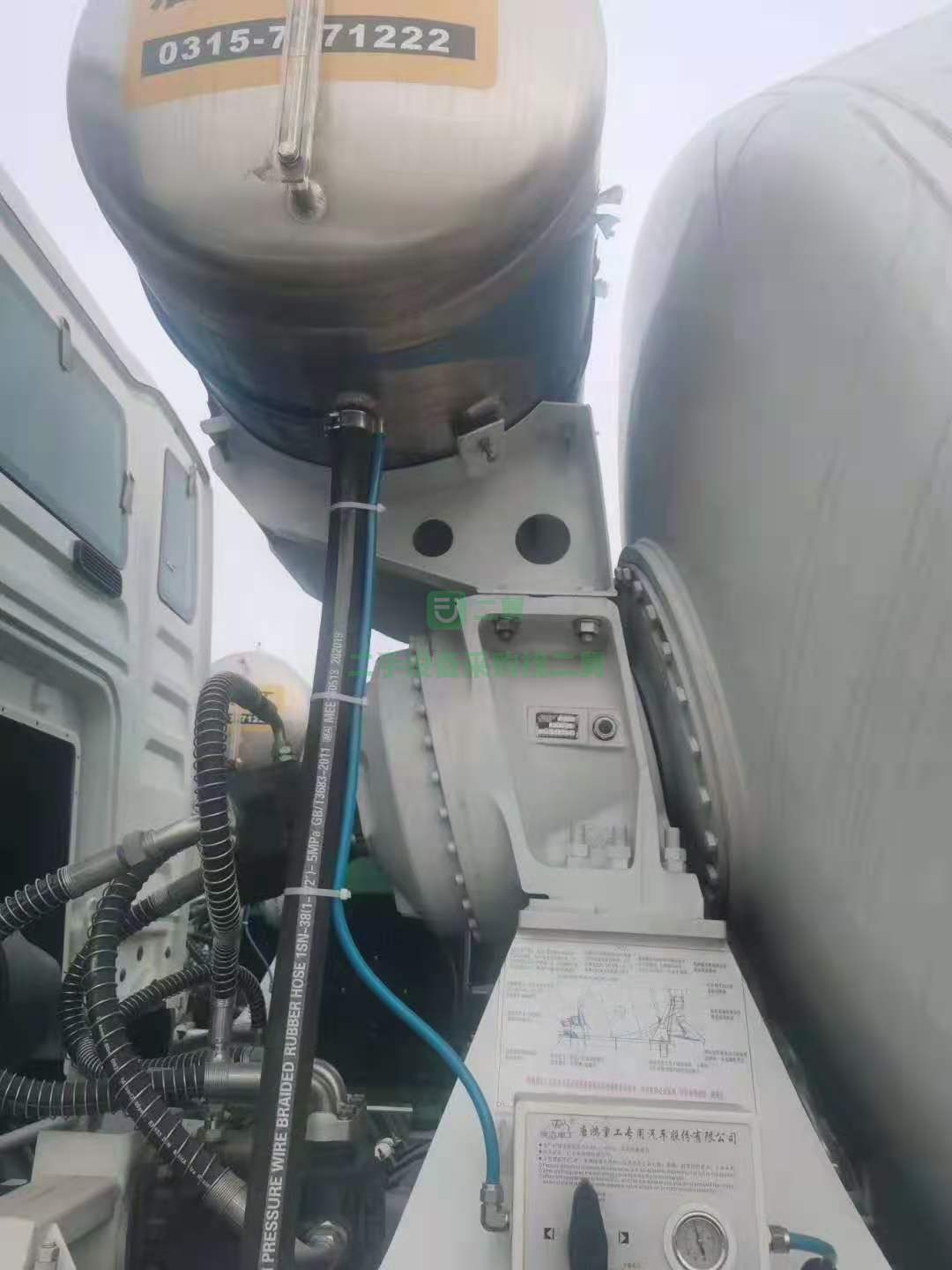 出售一臺重汽頂配汕德卡國五排放攪拌車，唐山鴻達十四方攪拌車