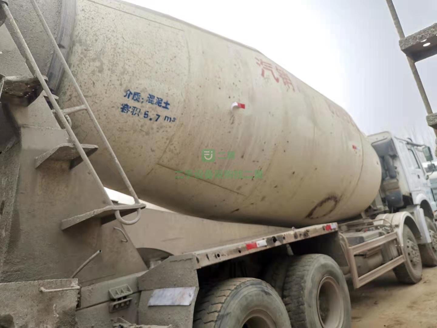 出售一臺17年豪沃瑞江攪拌車，國五，重汽發(fā)動(dòng)機(jī)