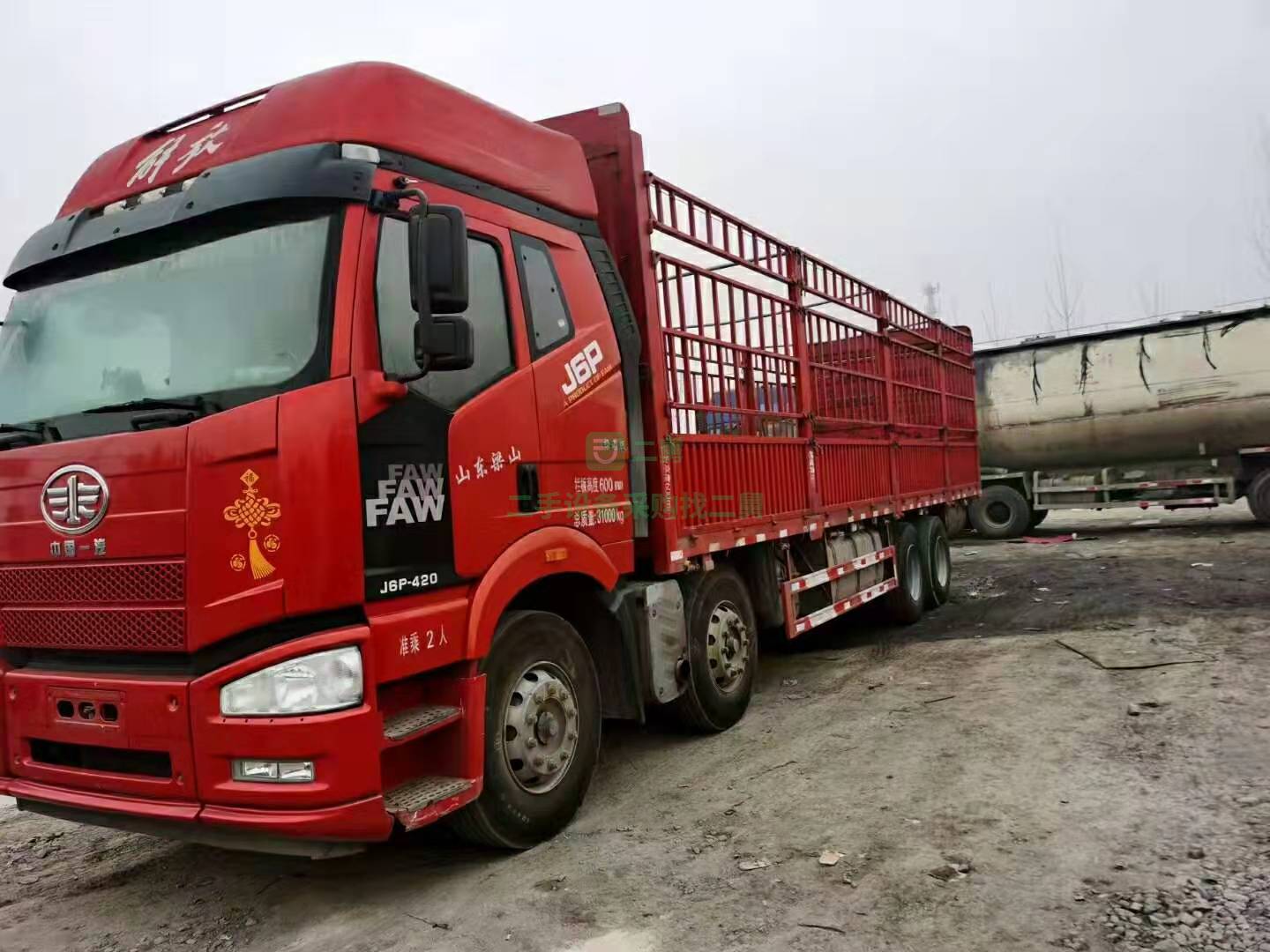 出售一臺18年6月份解放420馬力前四后八9.6米高欄貨車