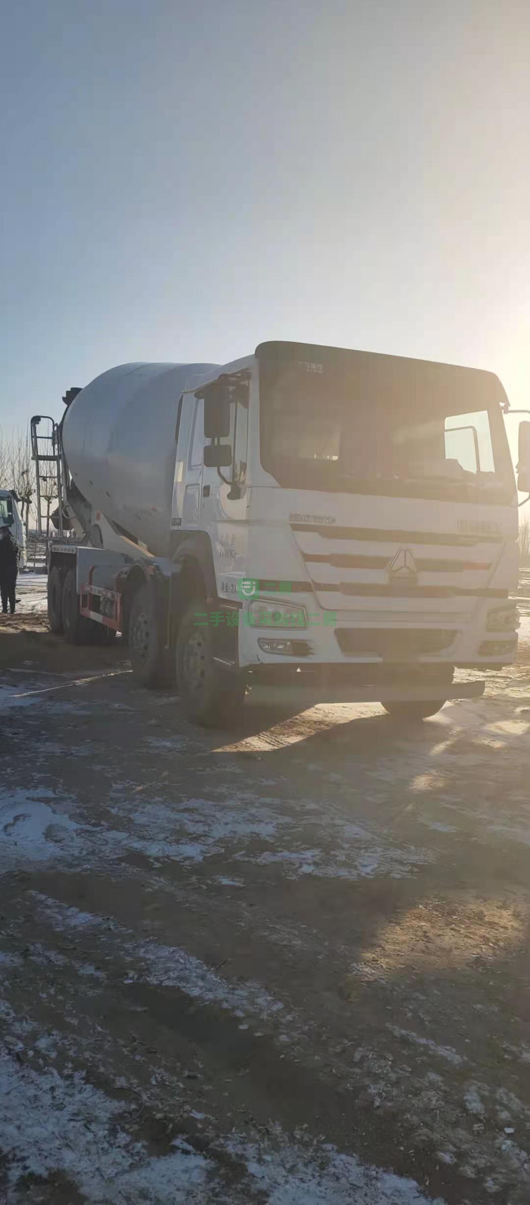出售一臺19年大二十方大罐上戶攪拌車，車況精品，輪胎九層