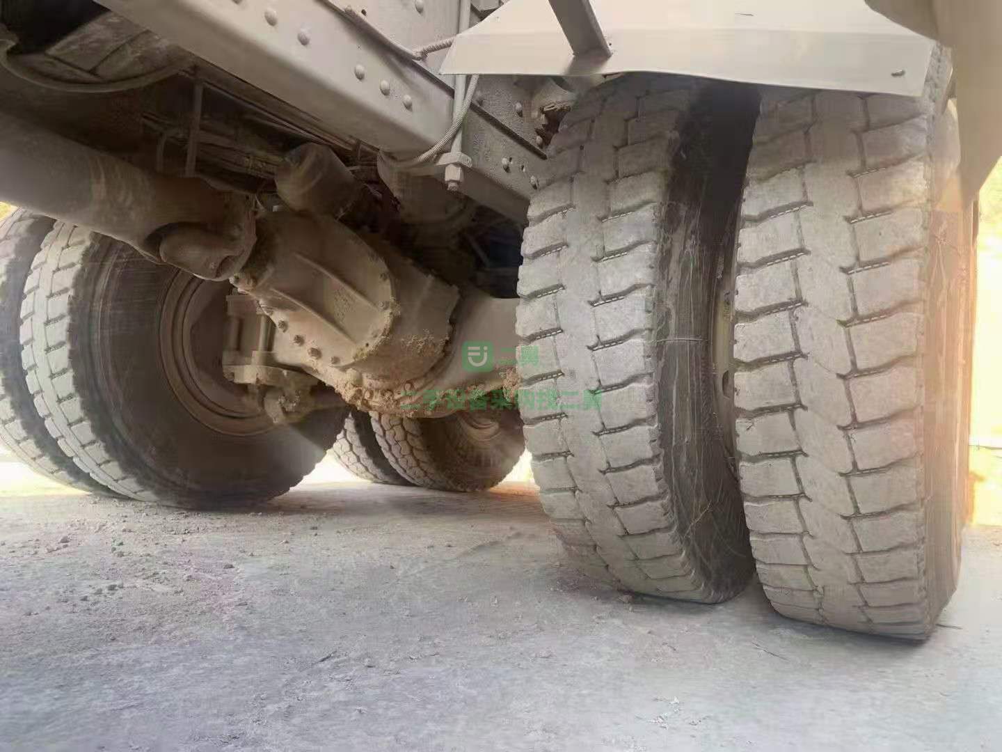 出售一臺(tái)15年國(guó)四豪沃大十二方攪拌車(chē)，精品車(chē)況，價(jià)格不高