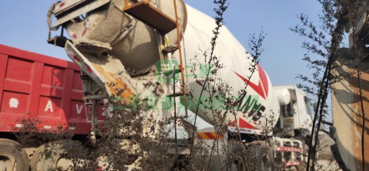 出售2016年國四豪沃底盤三一上裝大12方攪拌車