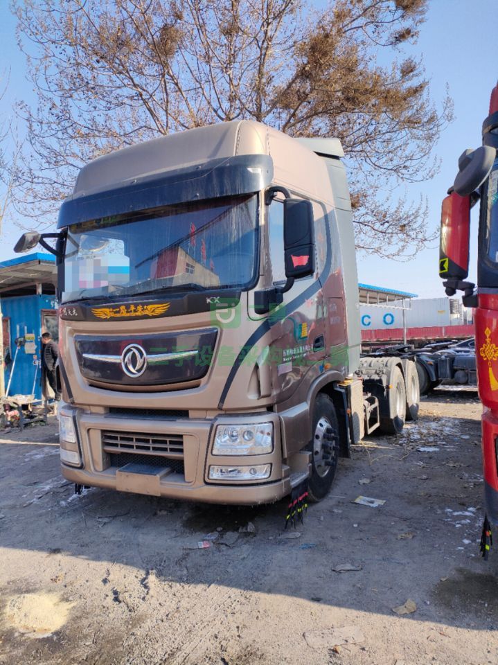出售18年的東風天龍旗艦520馬力牽引車