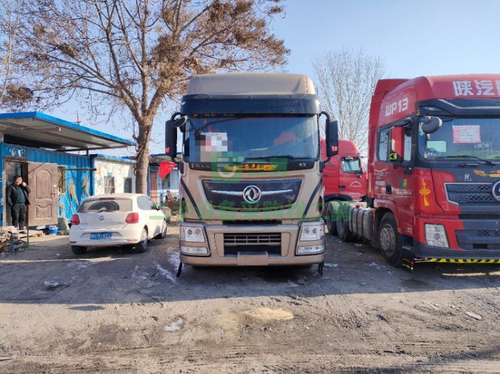 出售18年的東風天龍旗艦520馬力牽引車