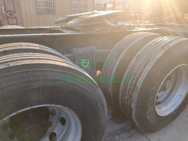 出售二手九成新的青島解放悍威400馬力牽引車