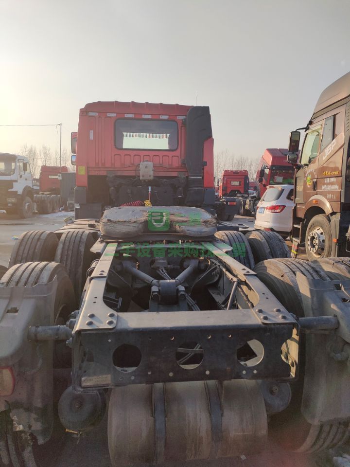 出售二手九成新的青島解放悍威400馬力牽引車
