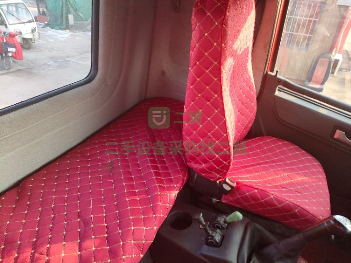 出售二手九成新的青島解放悍威400馬力牽引車
