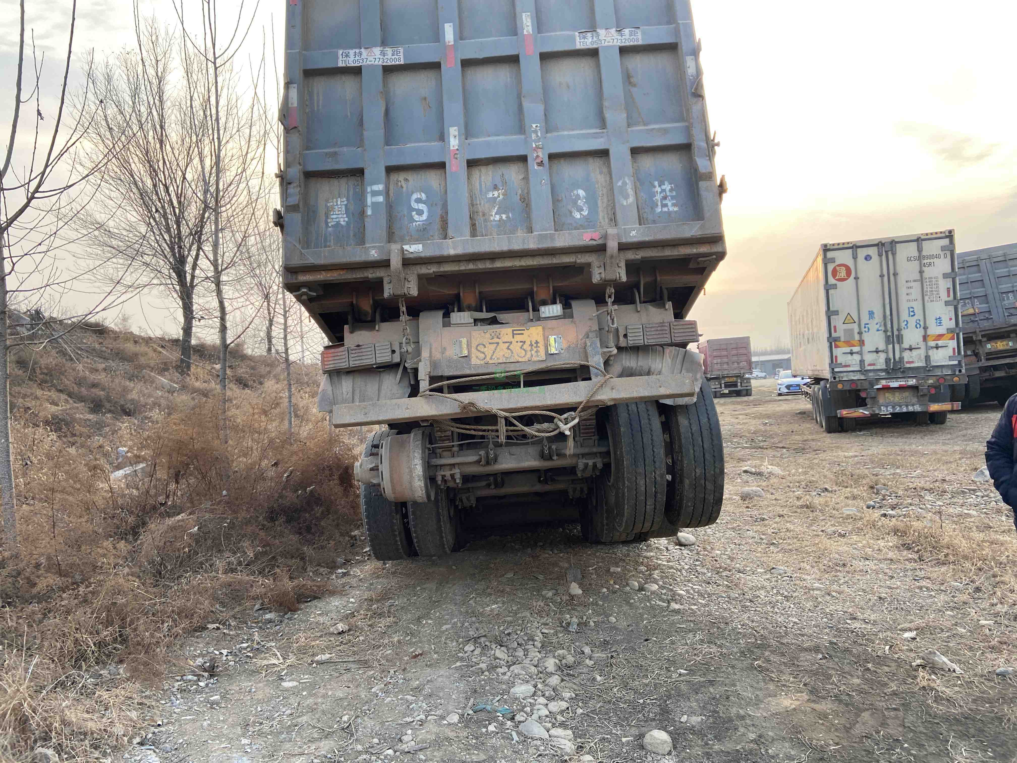 出售19年的8米平板后翻半掛車