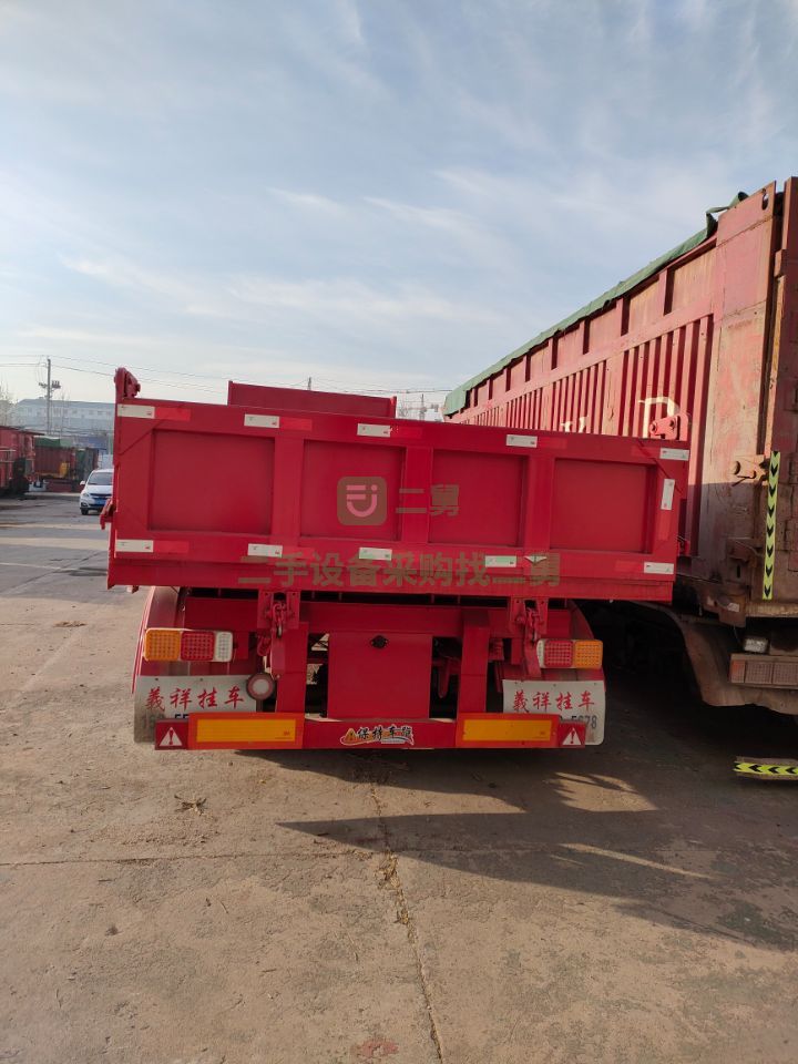 出售9年的9米的一體后翻半掛車手續齊全