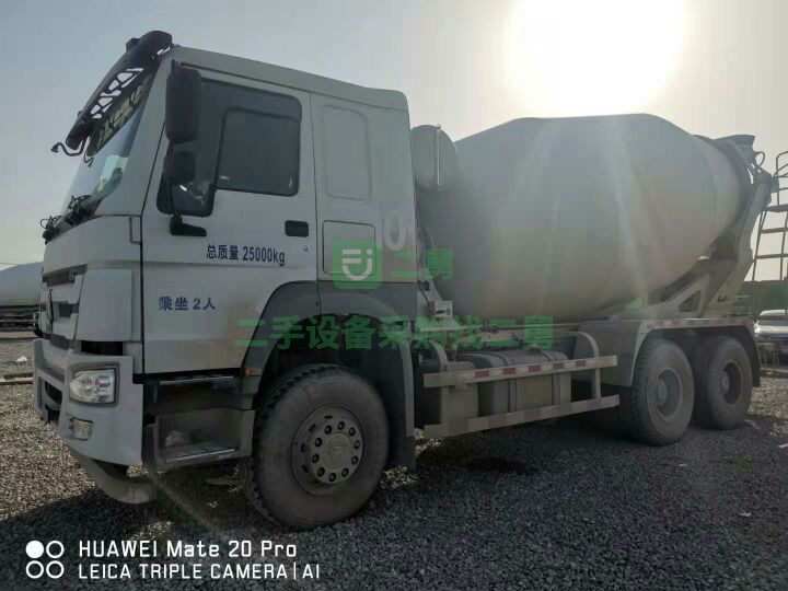 出售18年豪沃重汽發(fā)動機攪拌車340馬力，純進口PMP減速機