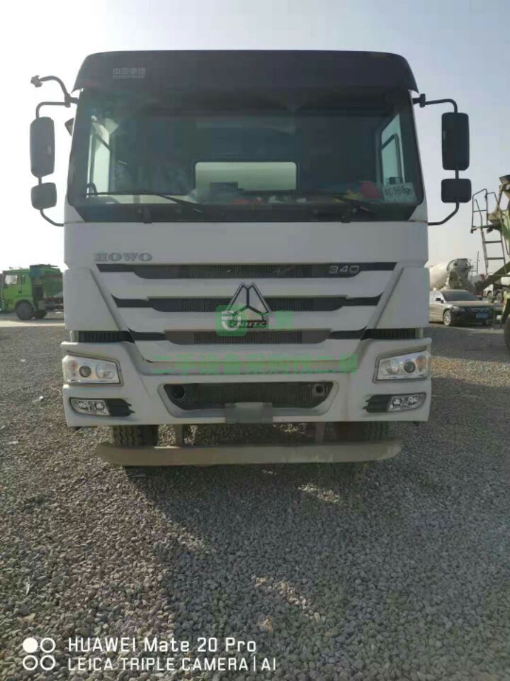 出售18年豪沃重汽發(fā)動機攪拌車340馬力，純進口PMP減速機