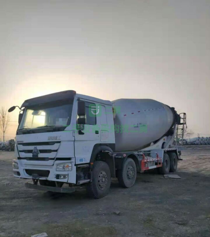 出售一臺17年豪沃國五攪拌車  重汽發(fā)動機380馬力