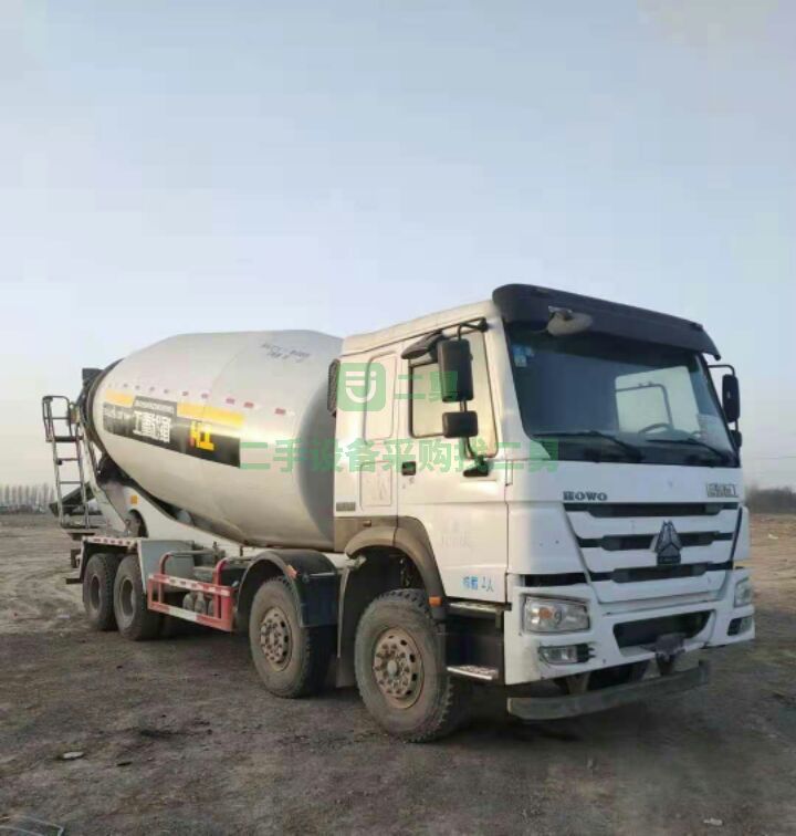 出售一臺17年豪沃國五攪拌車  重汽發(fā)動機380馬力