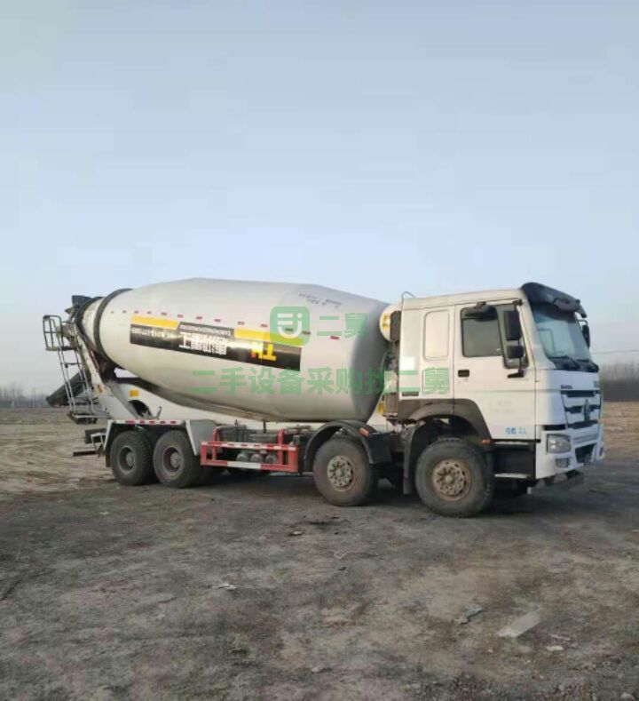 出售一臺17年豪沃國五攪拌車  重汽發(fā)動機380馬力