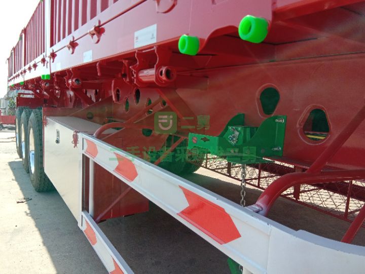 出售二手九成新的汕德卡牽引車