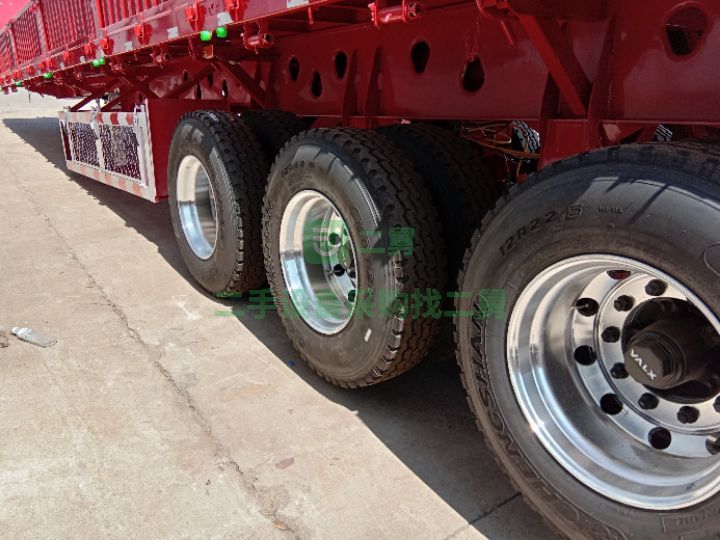 出售二手九成新的汕德卡牽引車