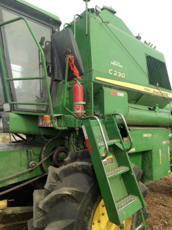 新疆出售二手的約翰迪爾w210－W80－C230聯(lián)合收割機