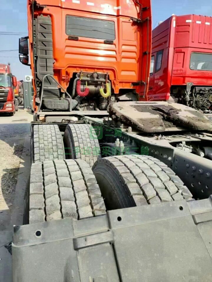 出售一臺18年7月汕德卡國五，540馬力，帶原車液緩，牽引車