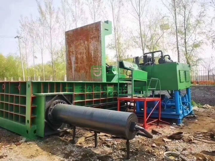 山東出售二手的華宏400噸壓塊機一臺