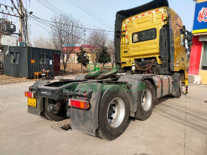出售二手的19年的天龍旗艦560馬力牽引車