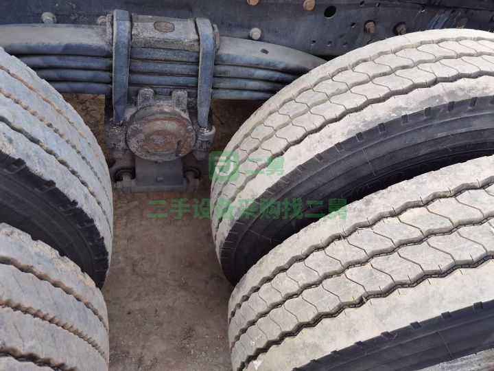 出售牽引車兩年八個月的藍(lán)寶石色的歐曼EST460雙驅(qū)