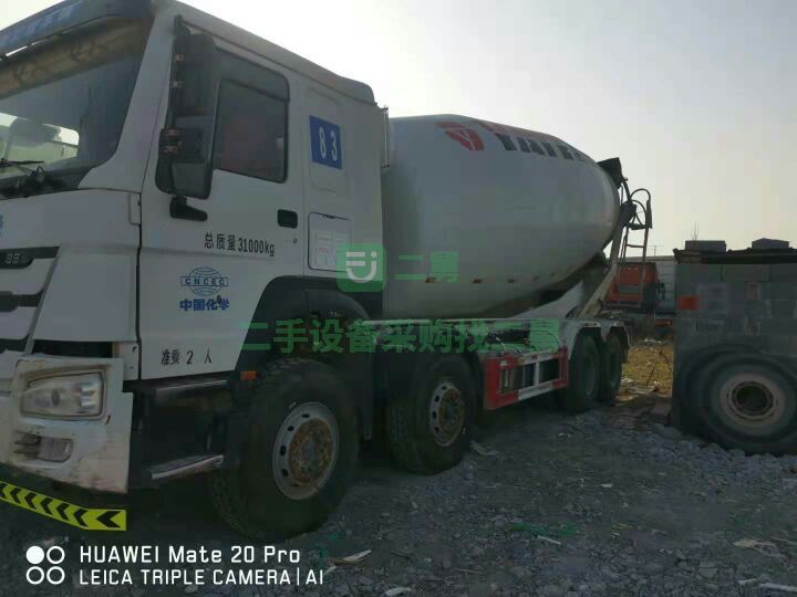 出售18年豪沃國五攪拌車重汽發動機380馬力意大利進口減速機