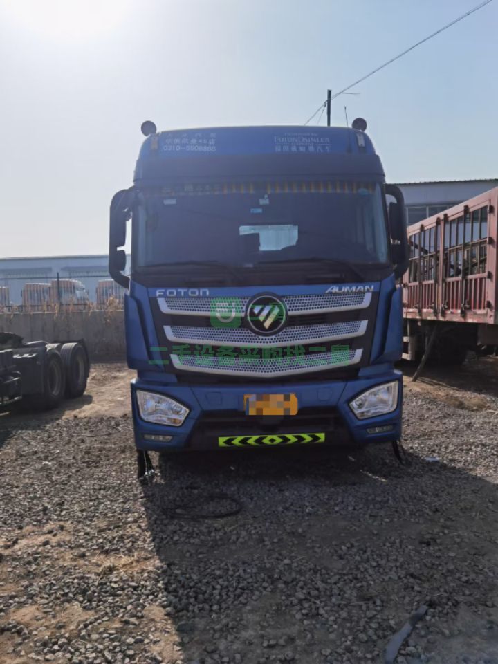 出售牽引車兩年八個月的藍(lán)寶石色的歐曼EST460雙驅(qū)