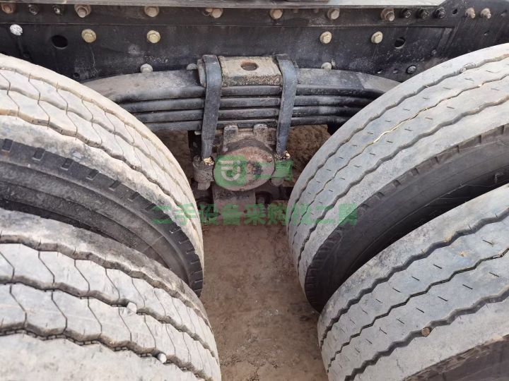 出售牽引車兩年八個月的藍(lán)寶石色的歐曼EST460雙驅(qū)