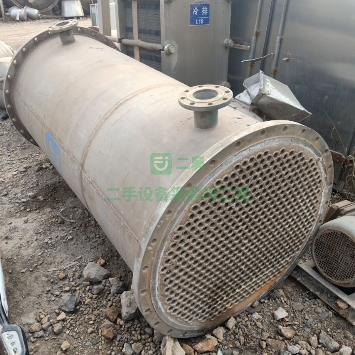 山東出售二手九成新的不銹鋼列管式冷凝器