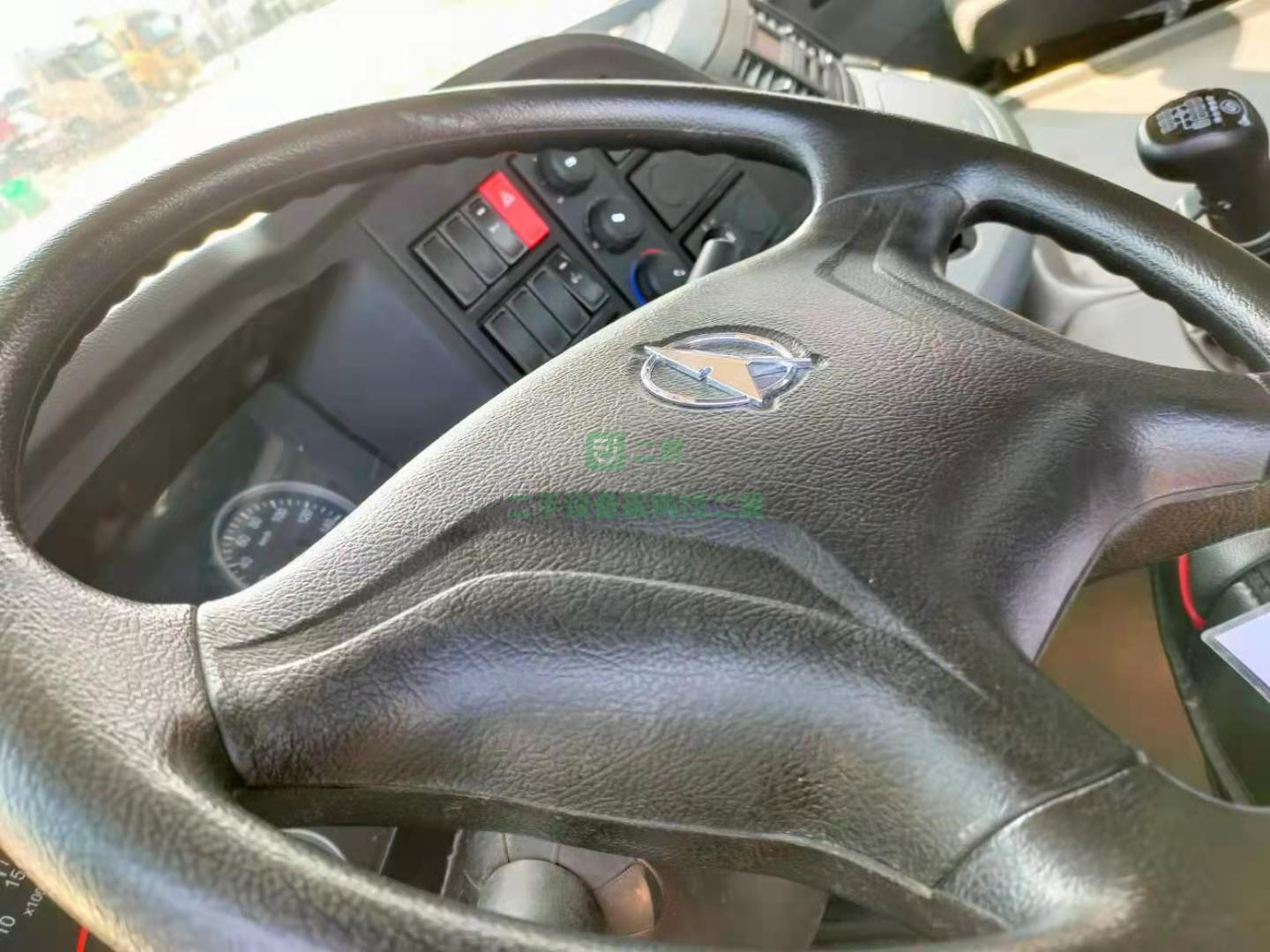 出售一臺19年6月份北奔跑車牽引車