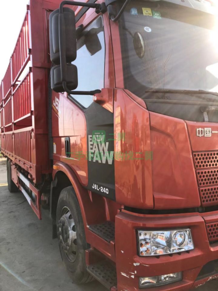出售二手的解放勾六220馬力6米8運輸車
