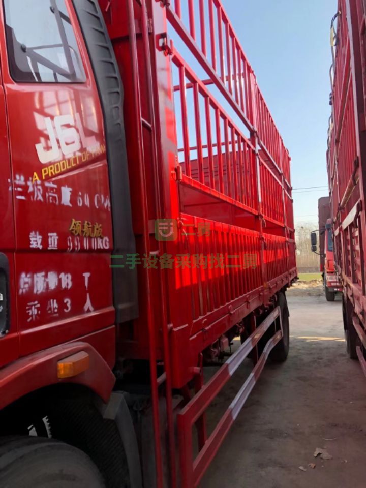 出售二手的解放勾六220馬力6米8運輸車