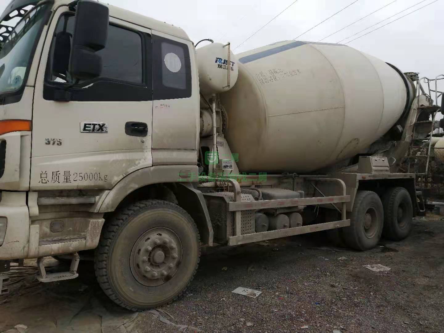 出售一臺(tái)17年歐曼375馬力攪拌車，大十四方