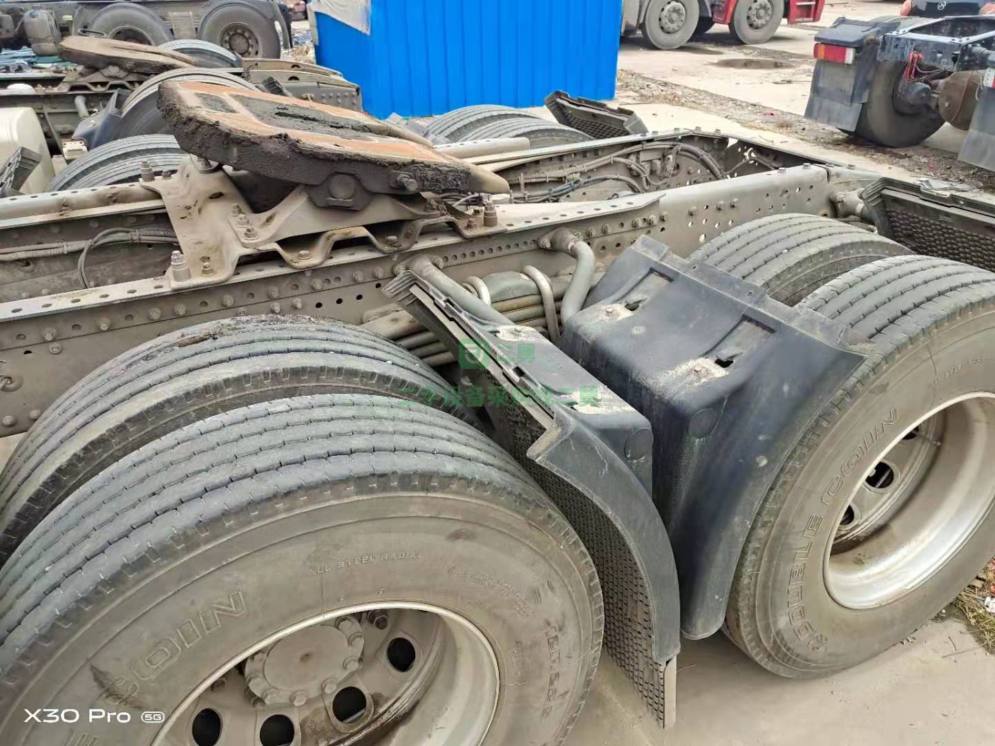 出售一臺國六汕德卡LNG20年1月上牌牽引車，實表8萬公里