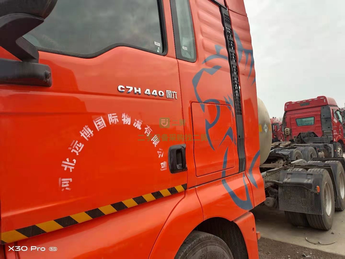 出售一臺國六汕德卡LNG20年1月上牌牽引車，實表8萬公里