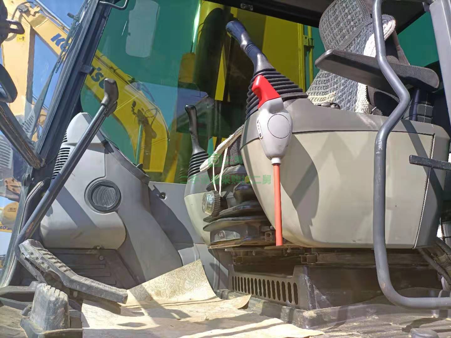 出售一臺小松200—8N1挖掘機，工作時間3000多小時