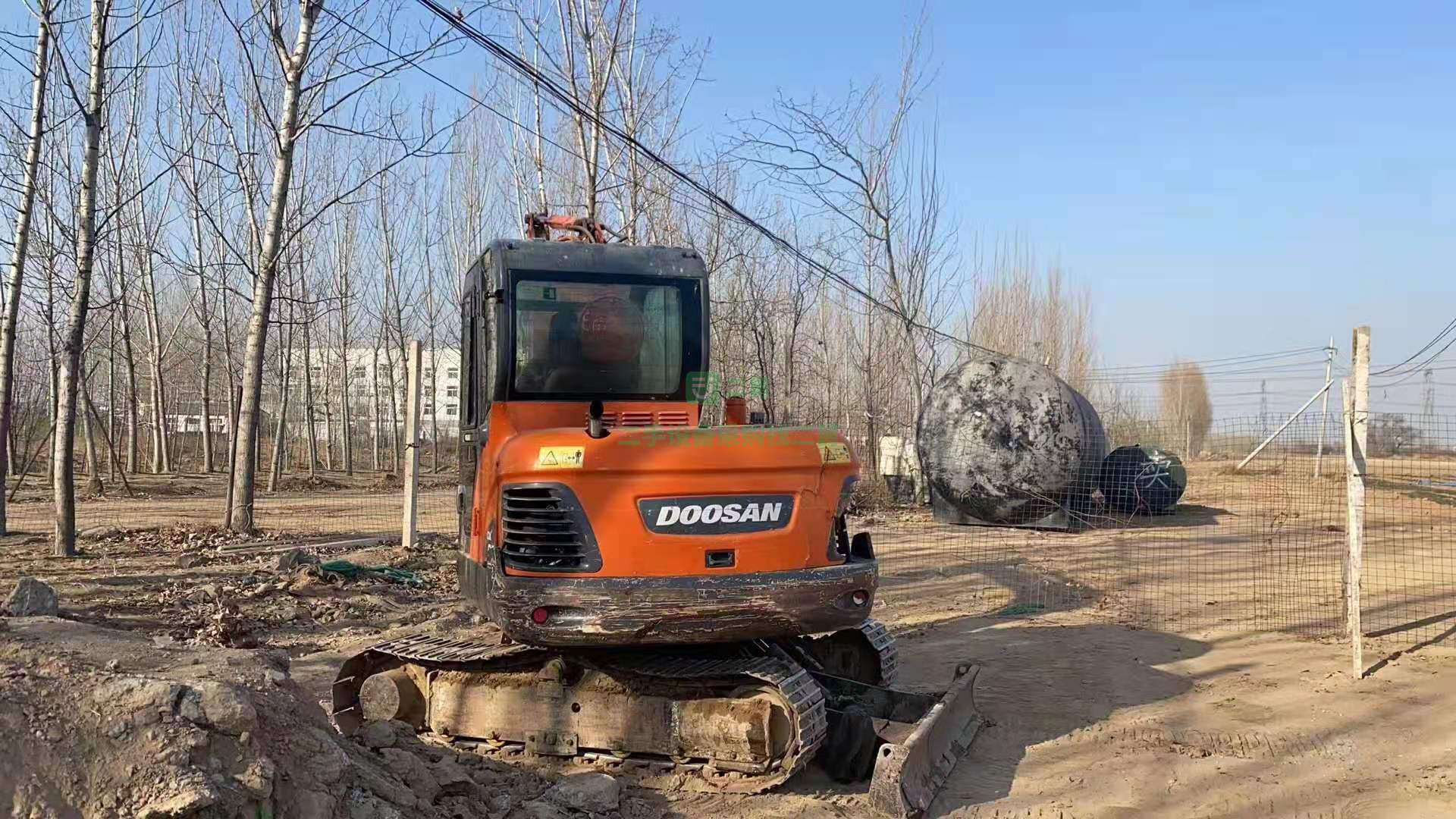 出售一臺斗山DX60新款16年的挖掘機，報價便宜