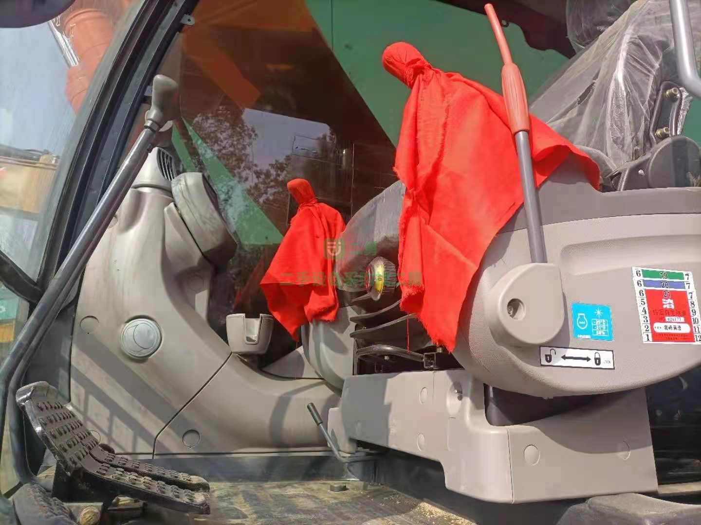 出售一臺是日立200—3挖掘機，整車原版漂亮