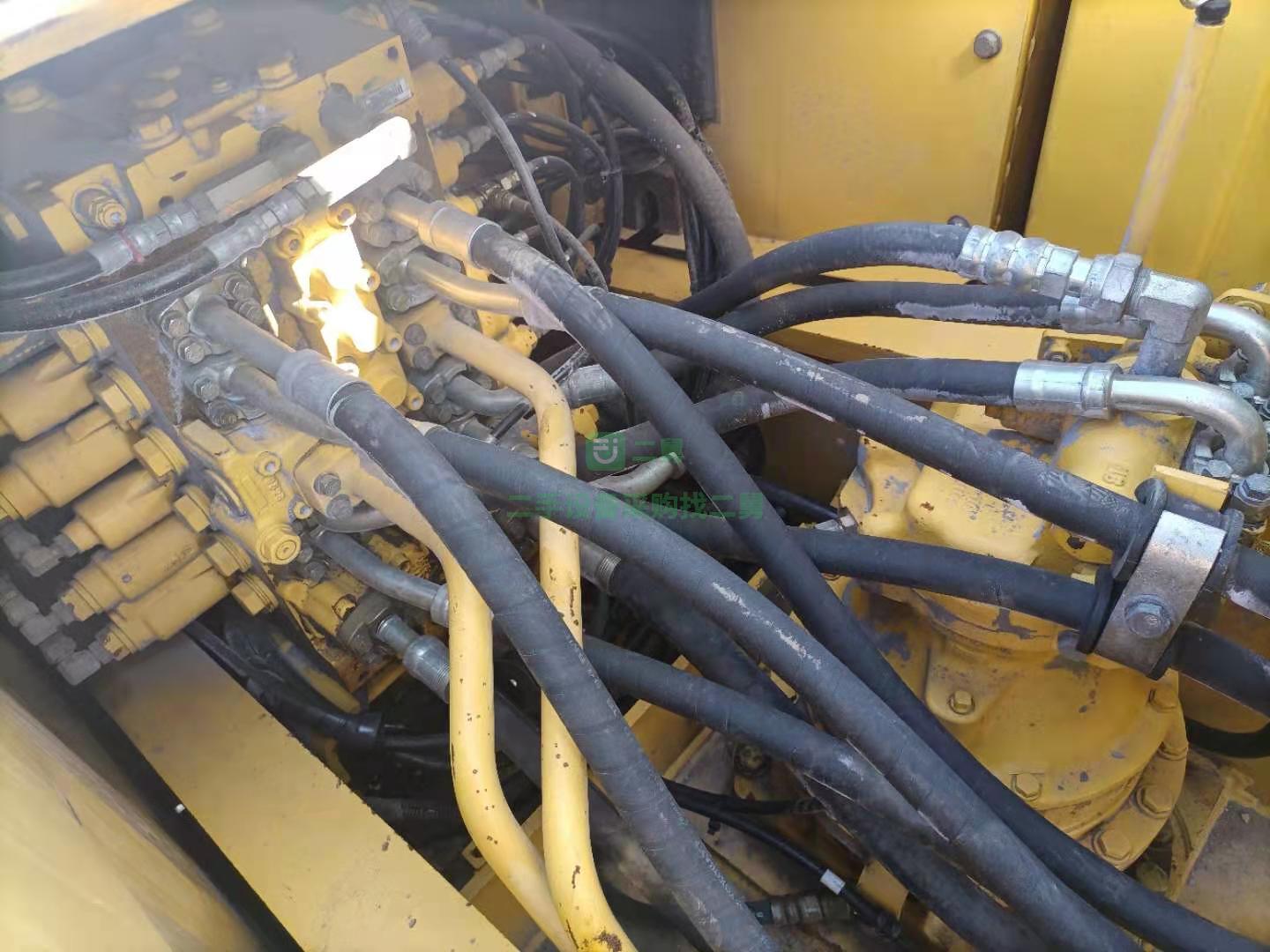 出售一臺小松200—8N1挖掘機，工作時間3000多小時
