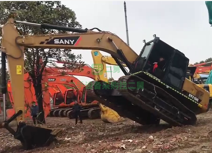 出售一臺三一215公司庫存車挖掘機(jī)，準(zhǔn)新車標(biāo)準(zhǔn)