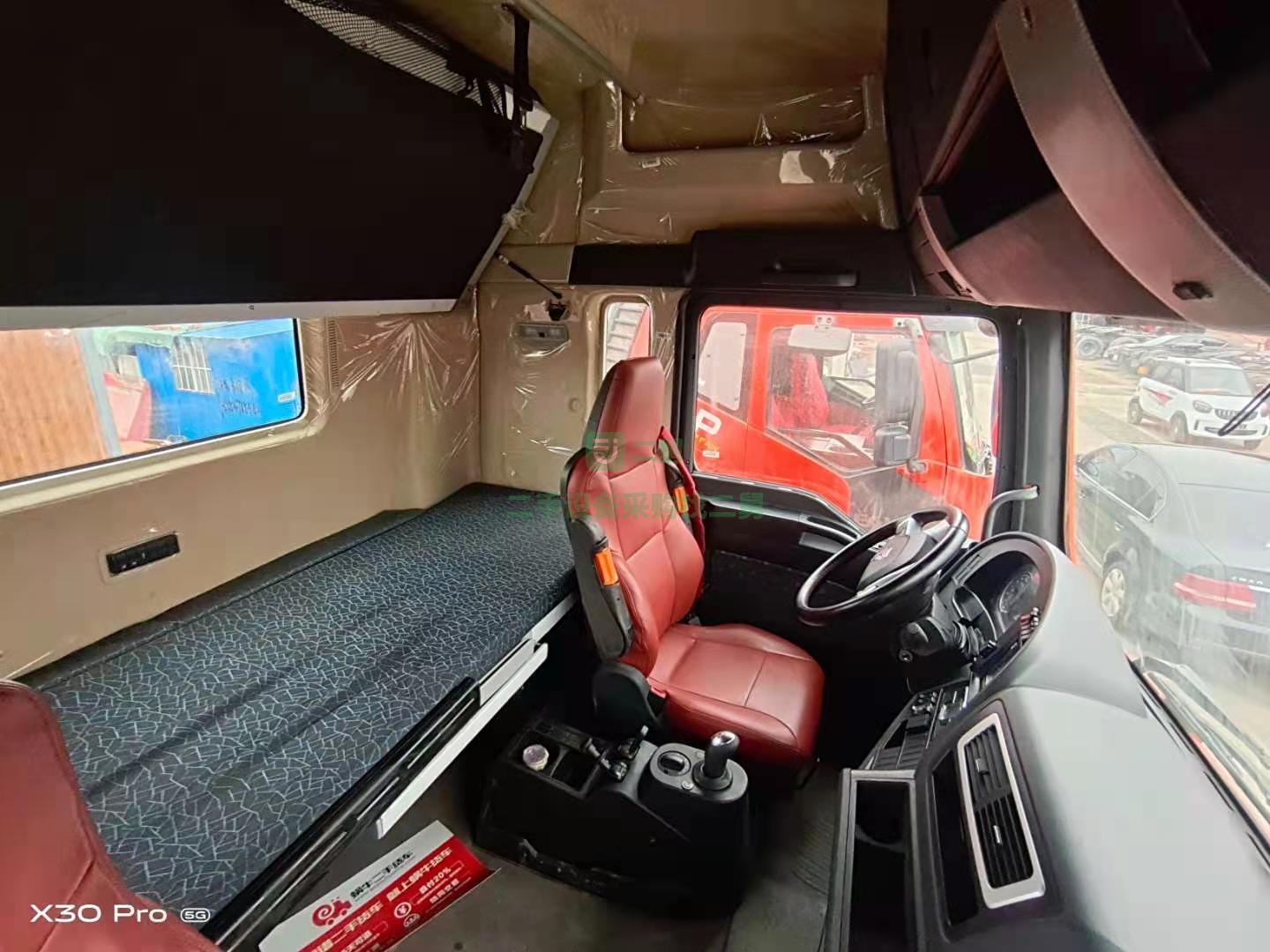 出售一臺自動擋汕德卡20年7月出廠牽引車，采埃孚智能12速自動擋變速箱