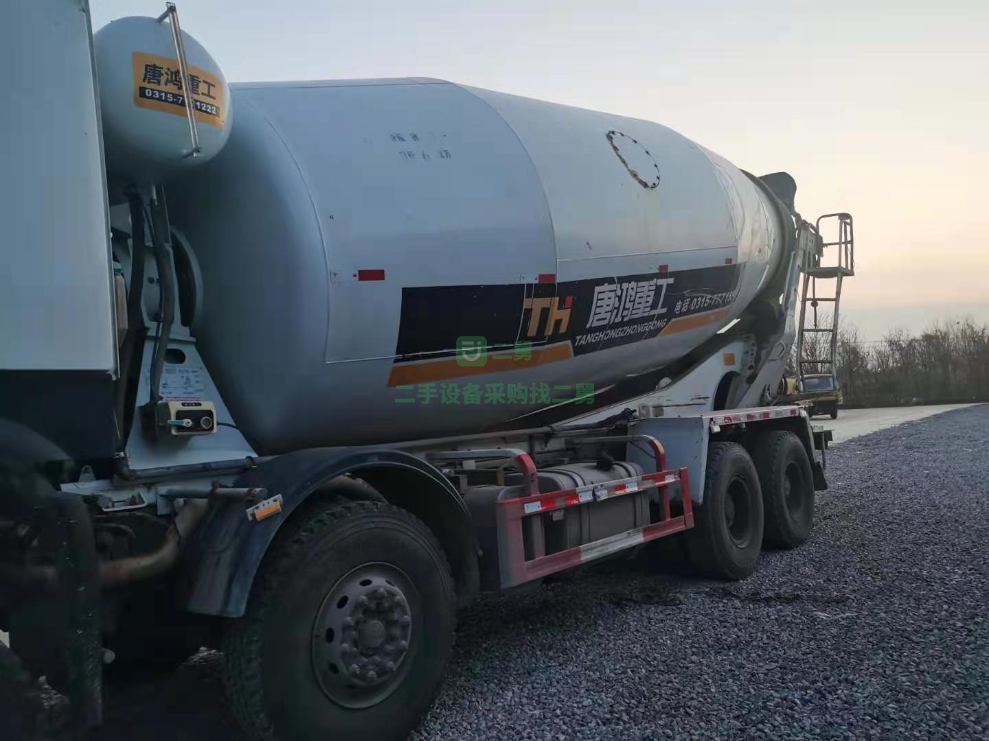 出售重汽豪沃底盤攪拌車18年9月的鴻達上裝大20方罐