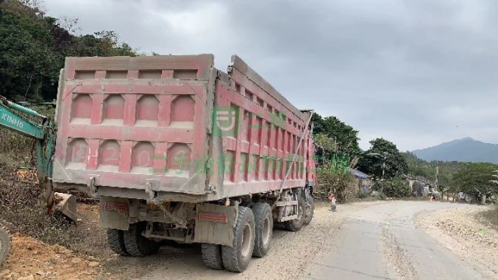 廣東出售18年的紅巖杰獅國五前四后八自卸車