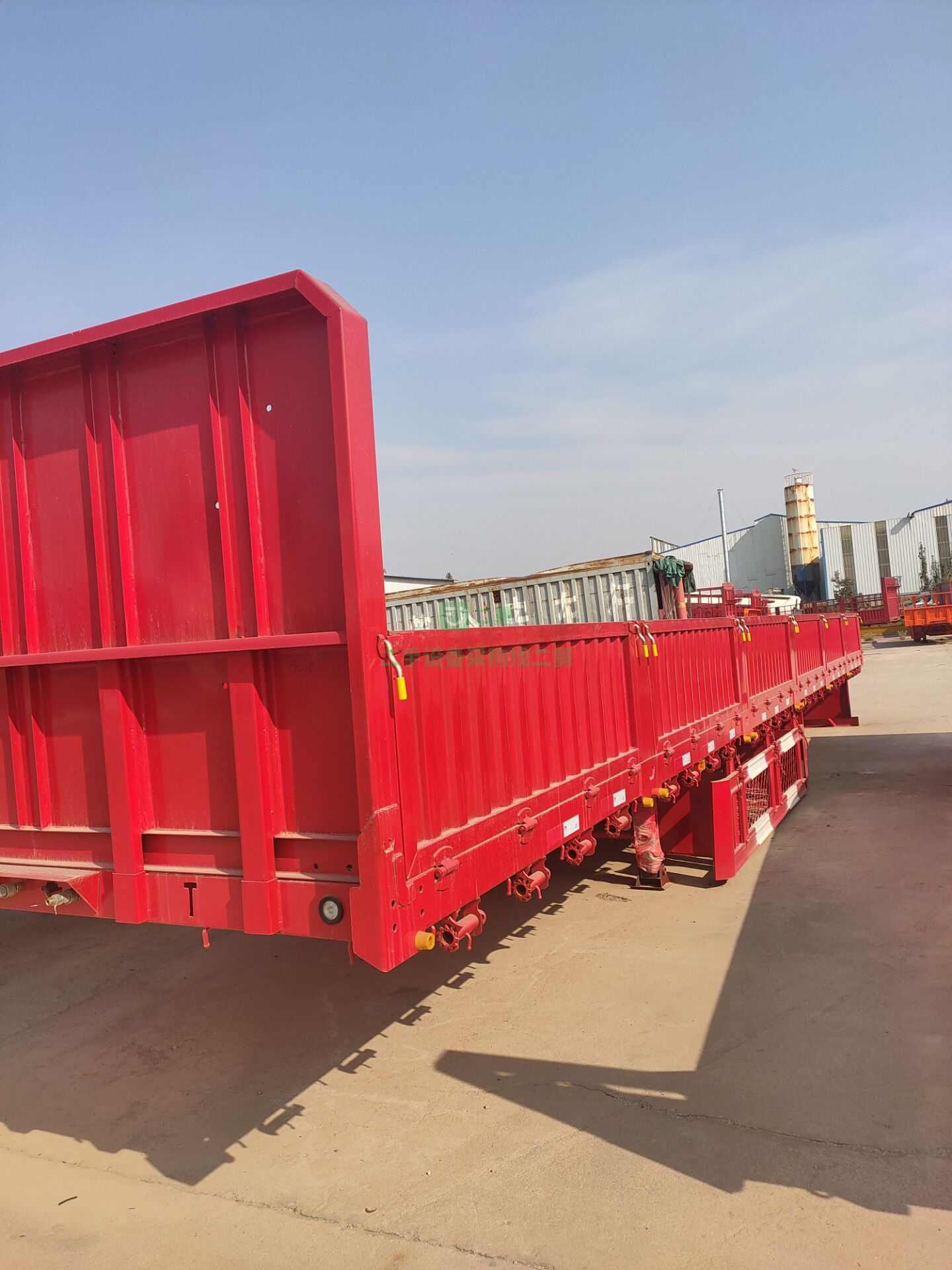 出售二手八成新的標箱側翻半掛車